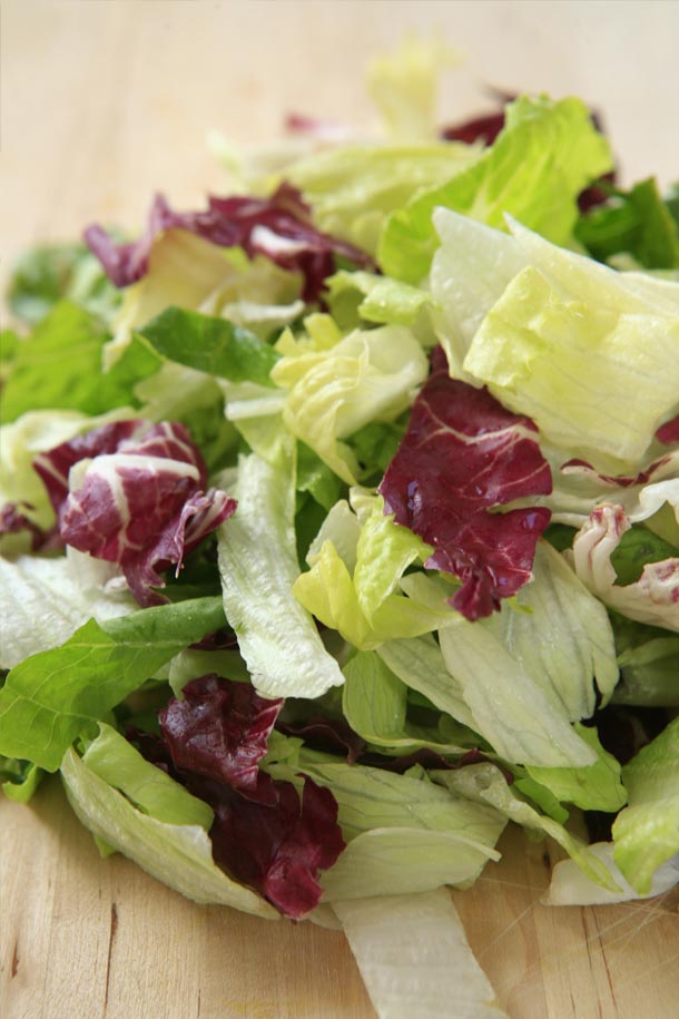 Φωτογραφία με κομμένη σαλάτα πάνω σε ξύλο